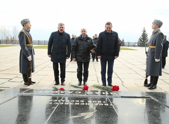 В Волгограде возложили цветы к могиле Неизвестного солдата